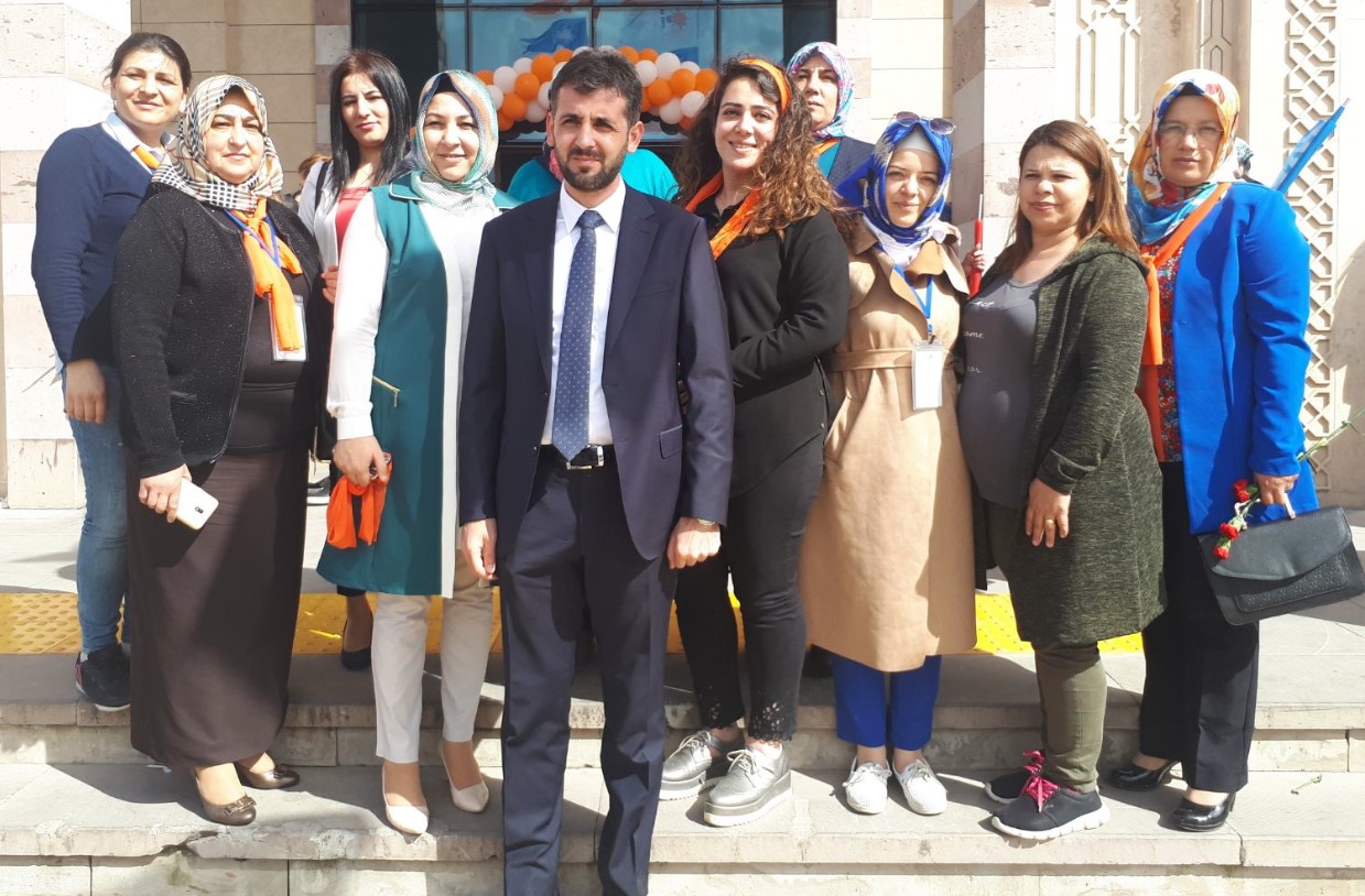 AK PARTİ İL KADIN KONGERESİNDE POZANTI EKİBİ İLGİ ÇEKTİ