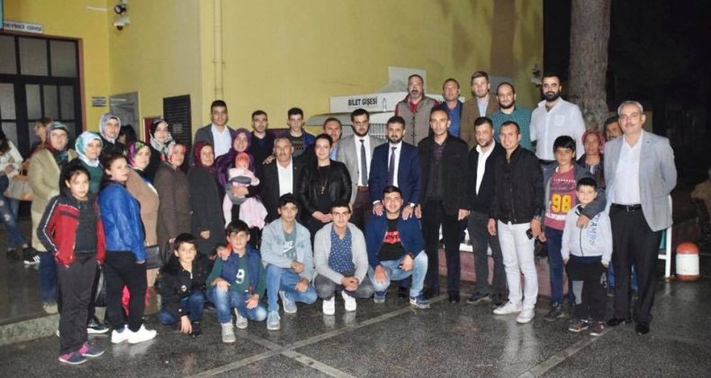 Salon Gençlerimizin Tezahüratı İle İnledi.