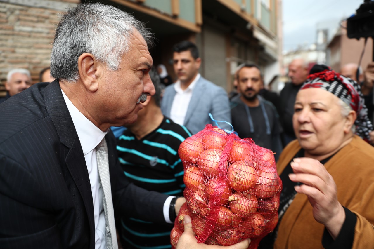 Dar Gelirlinin Soğanı Başkan Karalar’dan…