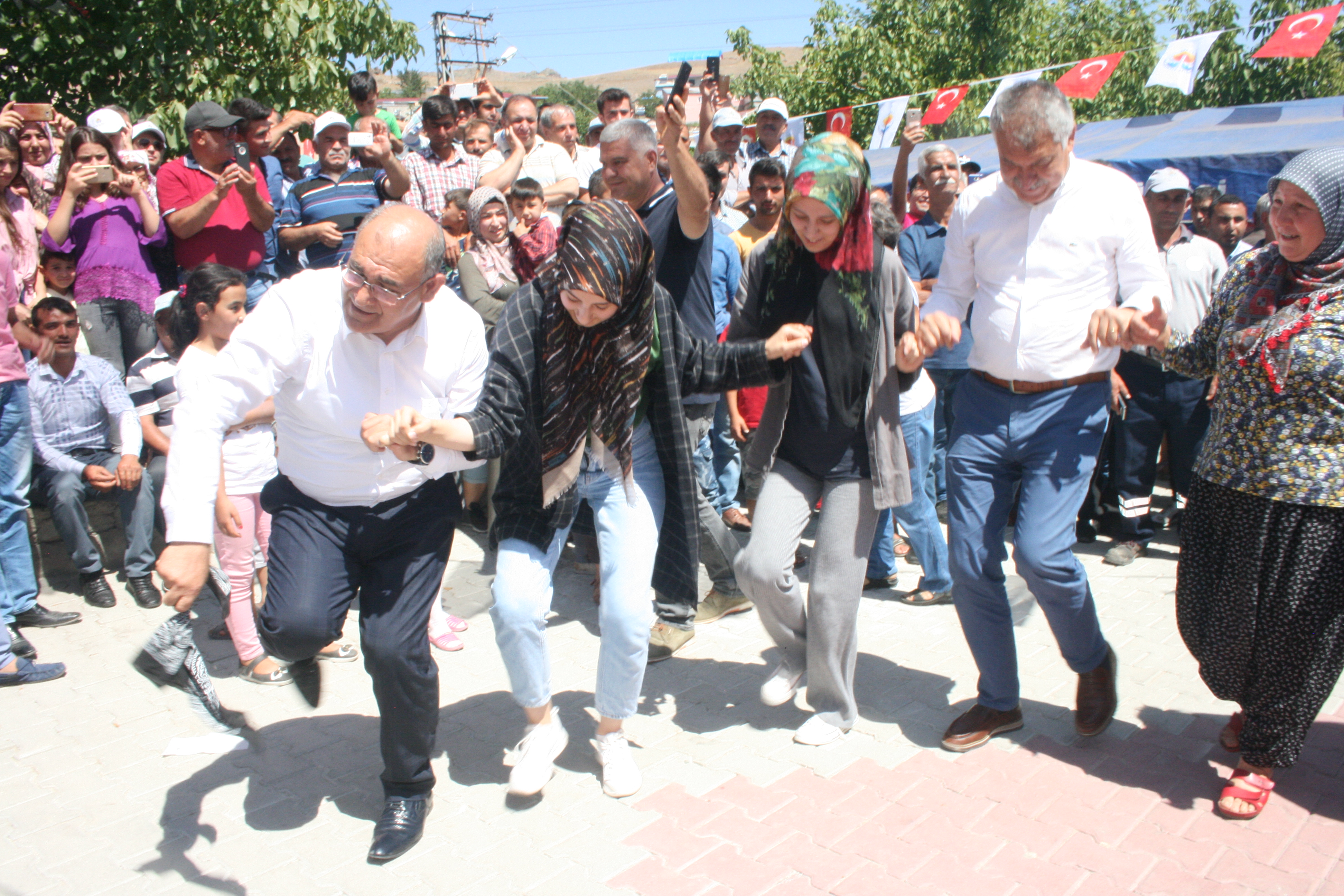 KARAKIŞLAKÇI BAL VE ÇİLEK FESTİVALİ  MUTLULUK DAĞITTI.