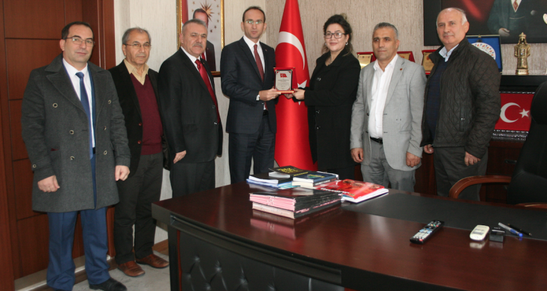Kaymakam Sarıdoğan’a Plaket ve Hediye