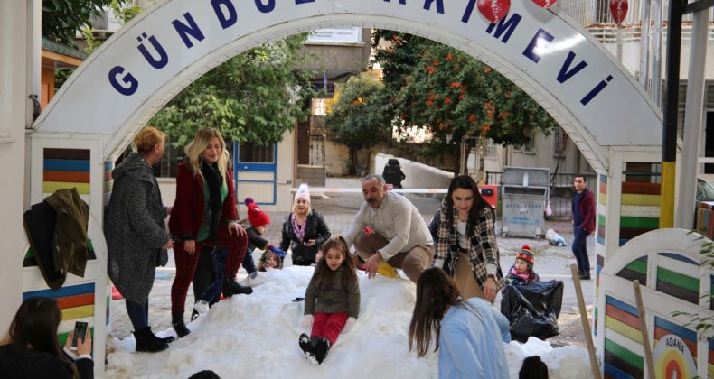 Belediye kreşindeki çocukların kardan adam keyfi…