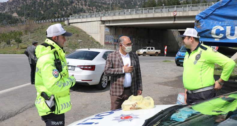 Belediye Başkanından Koronavirüs Uygulama Noktasına Baklavalı Ziyaret