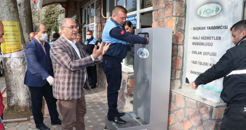 ÇAY’DAN BELEDİYE ÖNÜNE EL VE AYAK DEZENFEKTANI