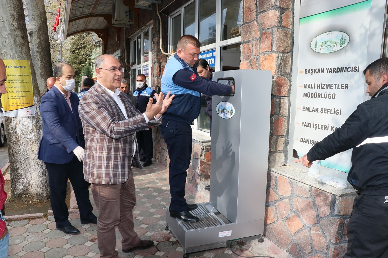 ÇAY’DAN BELEDİYE ÖNÜNE EL VE AYAK DEZENFEKTANI