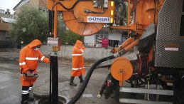 Büyükşehir ASKİ ekipleri yoğun yağışlar öncesinde rögarlarda temizlik yapıyor