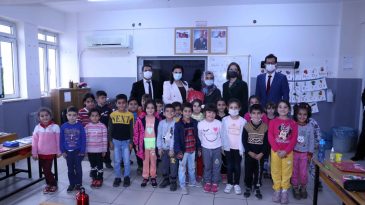 Atatürk Baskılı Tişörtler Rektör Prof. Dr. Tuncel Tarafından Öğrencilere Hediye Edildi
