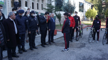 ADANA’NIN KURTULUŞ BAYRAĞI POZANTI’DAN GÖNDERİLDİ