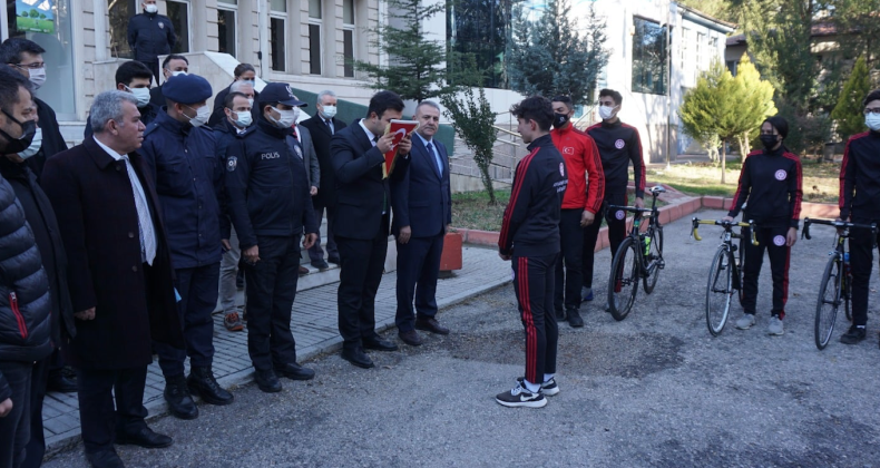 ADANA’NIN KURTULUŞ BAYRAĞI POZANTI’DAN GÖNDERİLDİ