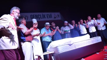 BİR ZAMANLAR BİR TİYATRO EKİBİ VARDI…