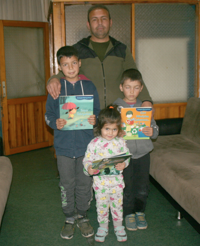 TATİLLERİNİ KİTAP OKUYARAK GEÇİRDİLER.