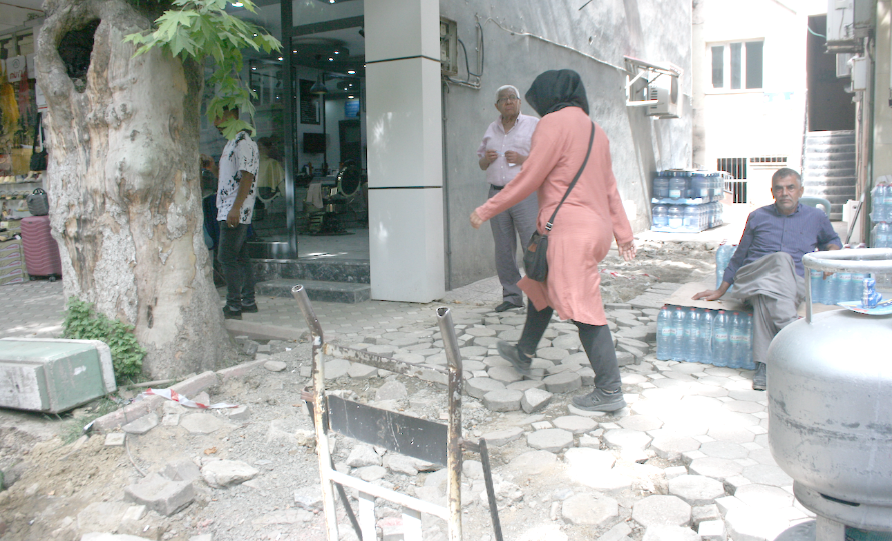 ATATÜRK CADDESİNDE TOZ VE ÇAMUR DEVAM EDECEK