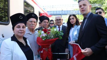 “ATATÜRK TERS YÖNDEN GELEN TEMSİLİ TRENLE KARŞILANDI”