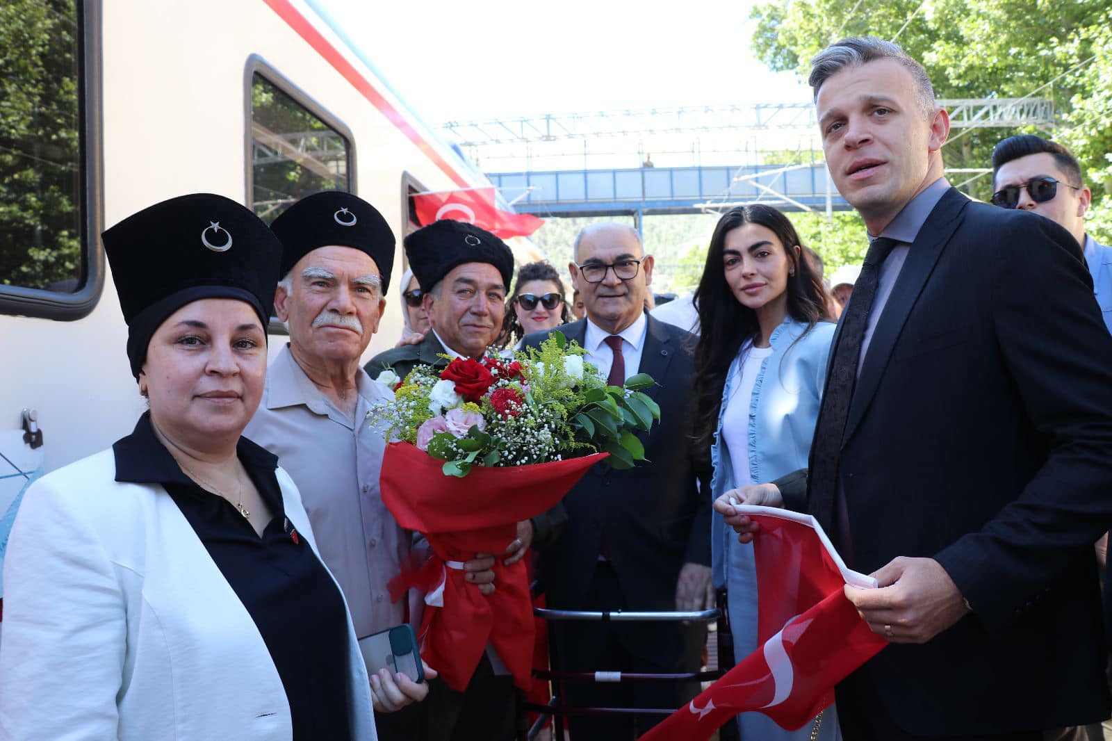 “ATATÜRK TERS YÖNDEN GELEN TEMSİLİ TRENLE KARŞILANDI”