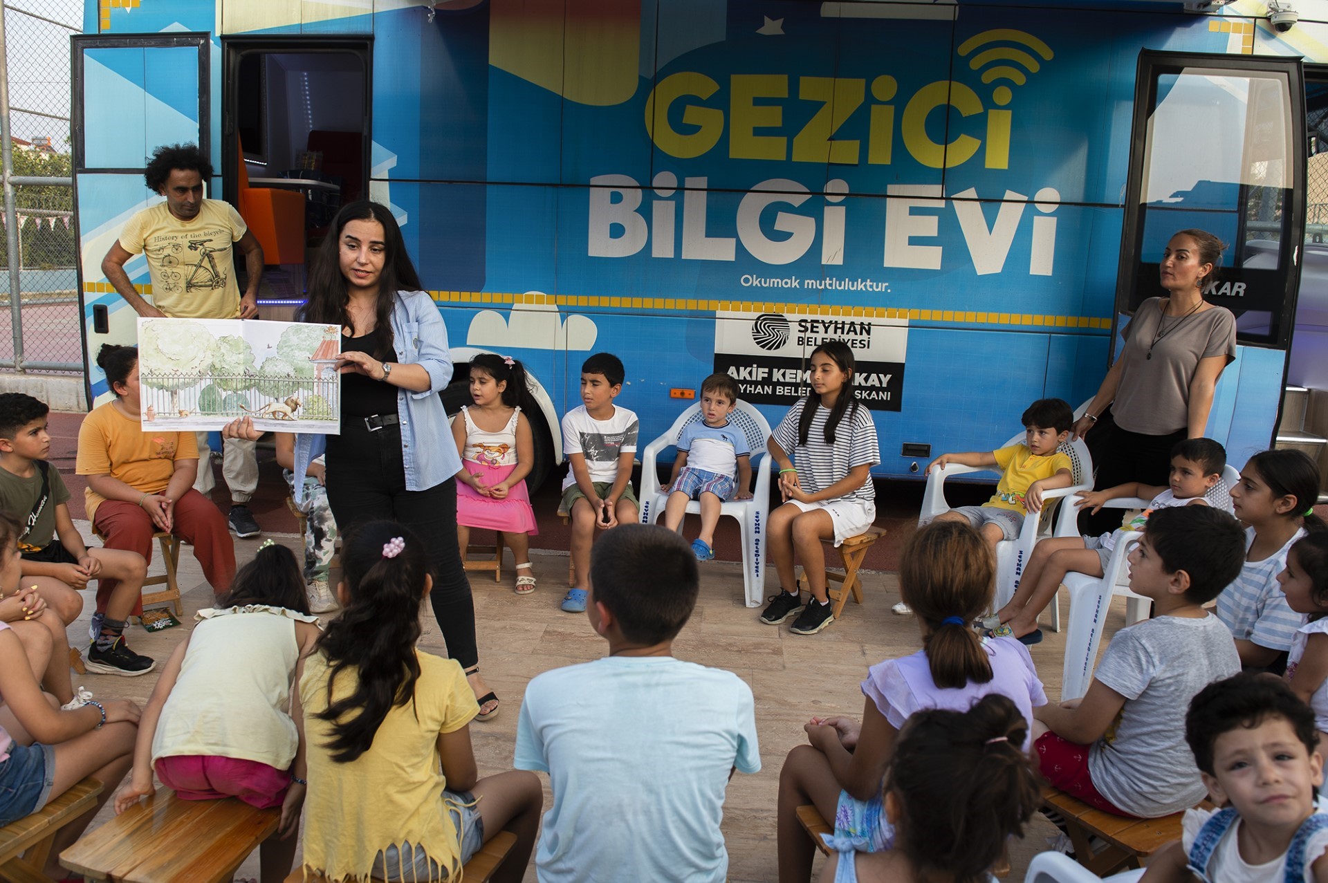 SEYHAN BELEDİYESİ SANATI SOKAĞA TAŞIDI