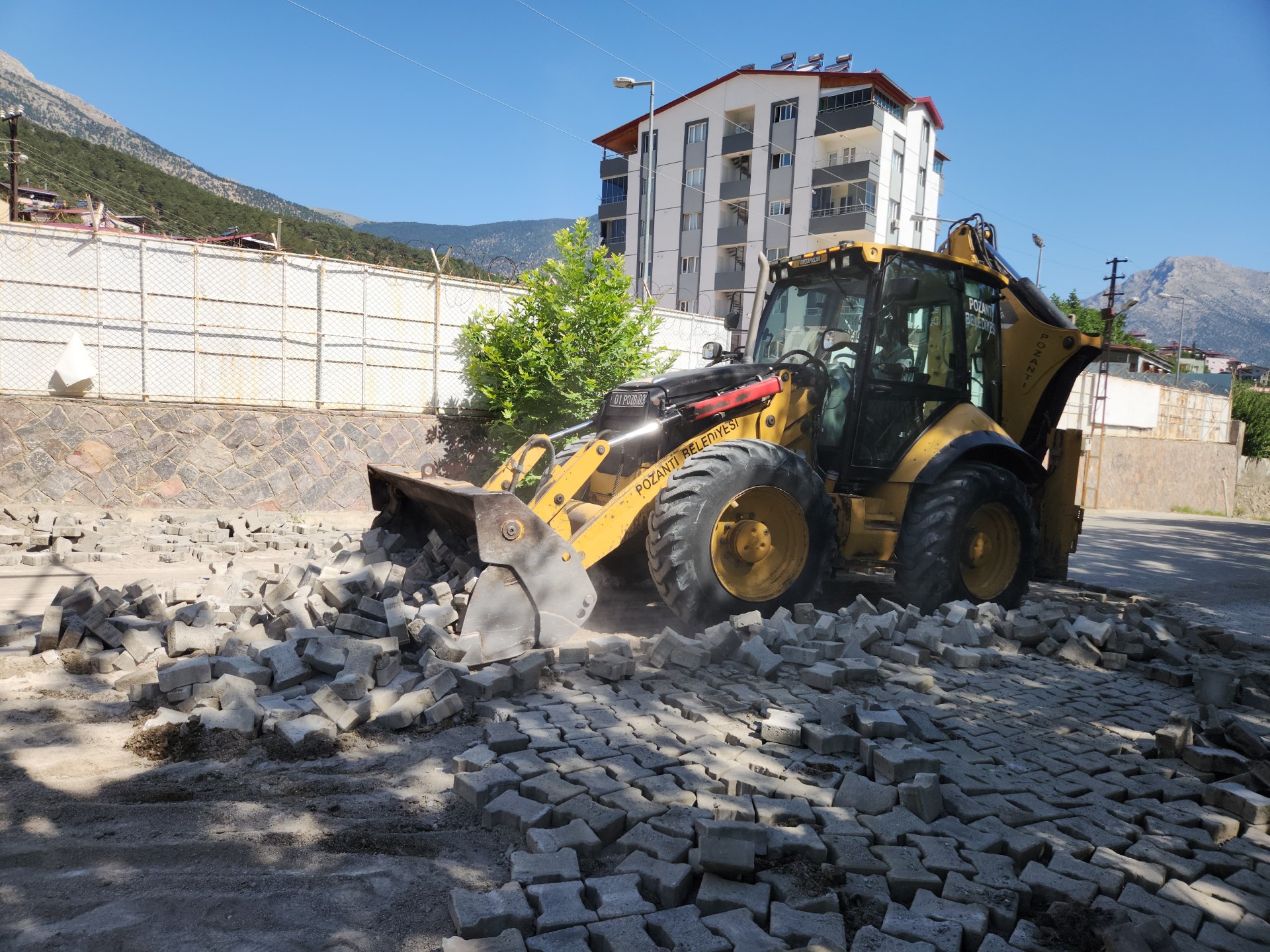 POZANTI BELEDİYESİ BÜYÜK YOL YENİLEME ÇALIŞMASI BAŞLATTI