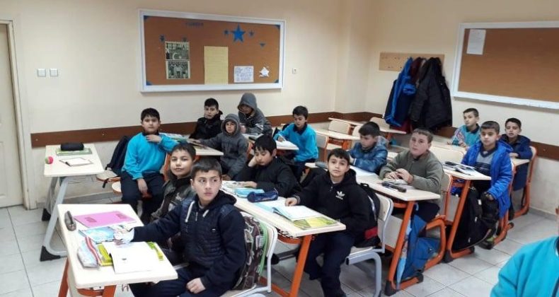 ÖĞRENCİLER VE ÖĞRETMENLER DERS BAŞI YAPIYOR