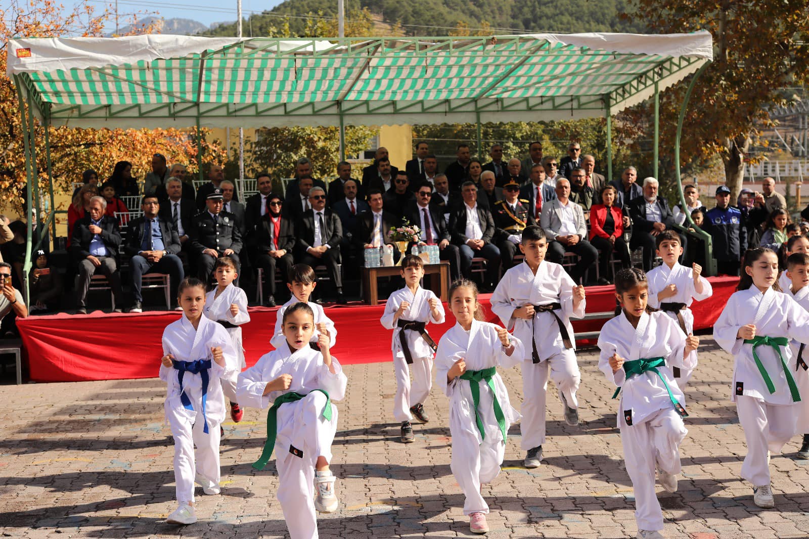 POZANTILI CUMUHRİYET’LE COŞTU