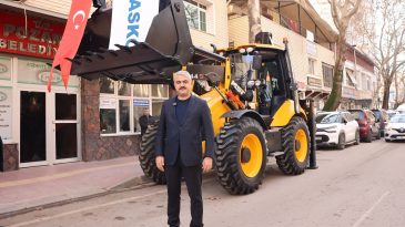 POZANTI BELEDİYESİ’NE BİR İŞ MAKİNESİ DAHA KAZANDIRILDI