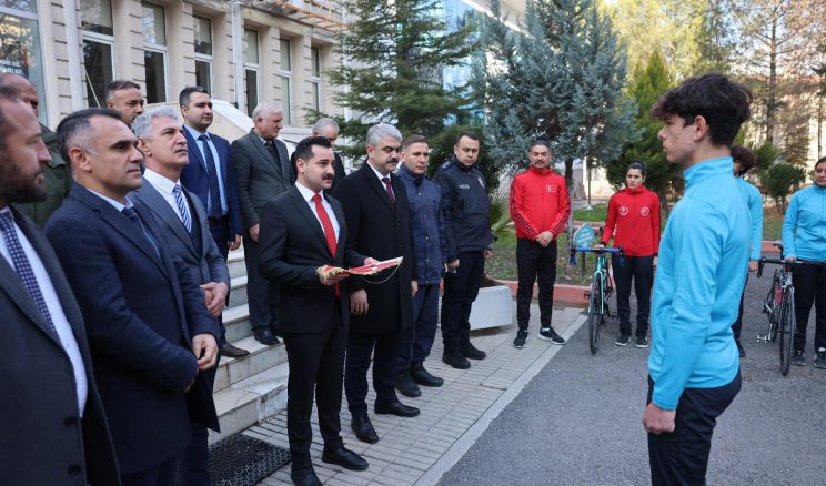 POZANTI’DAN BAYRAK GÖNDERİLDİ. ADANA’NIN KURTULUŞU KUTLANDI