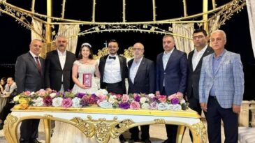 DURMUŞ TAŞPINAR KIZININ MUTLULUĞUNU YAŞADI