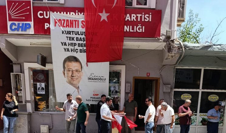 CHP’Lİ HAYIRSEVER’DEN MERHUM ZEYREK İÇİN TATLI DAĞITMI