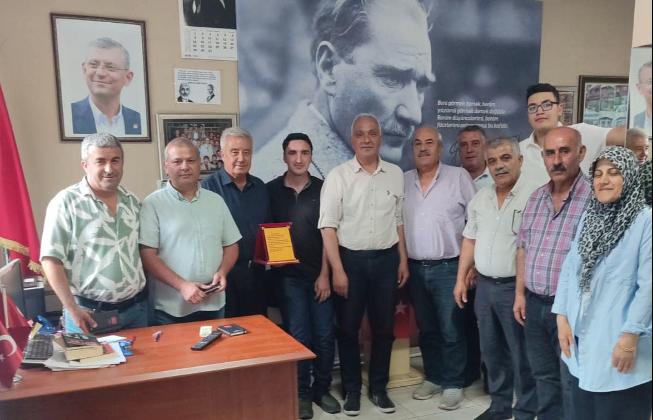 CHP GENÇLİK KOLLARINDAN EROĞLU’NA JEST