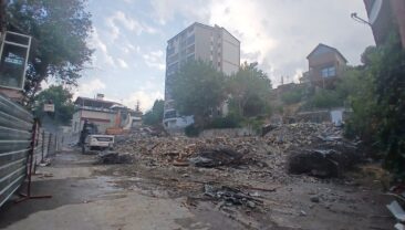 HAL BİNASI YERLE BİR OLDU