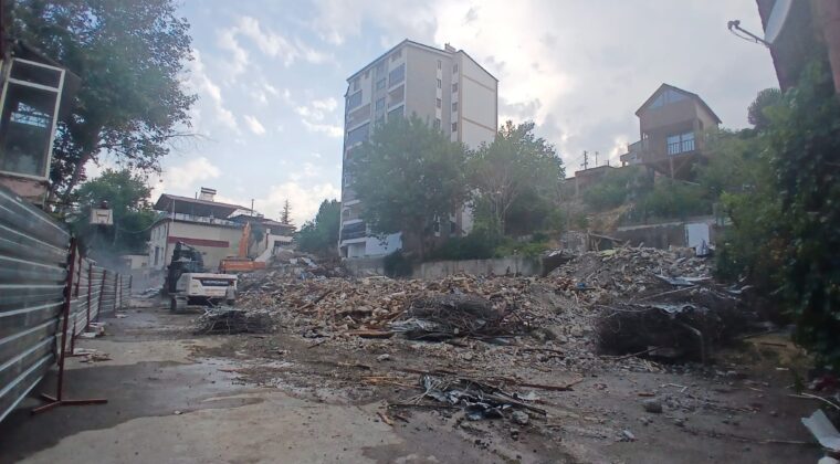 HAL BİNASI YERLE BİR OLDU