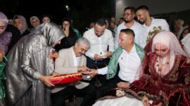 Türkiye’de Bir İlk: ” Pozantı Belediye Başkanı Ali Avan Personelinin Düğününde Kınasını Yaktı”