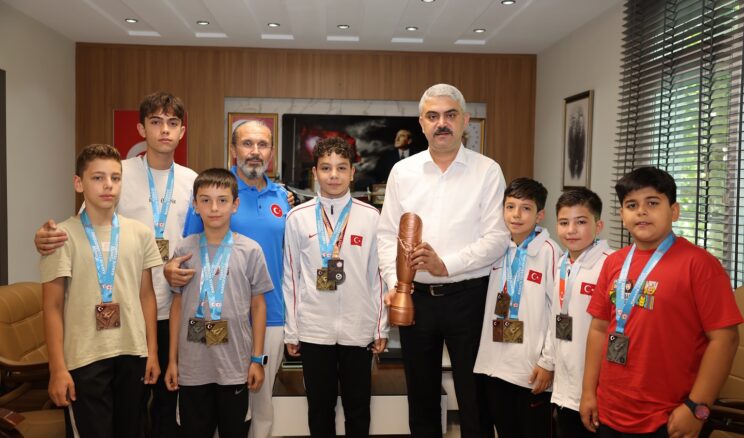 KARATECİLER’DEN AVAN’A KUPA HEDİYESİ