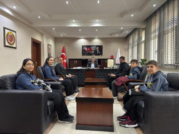 ÖĞRENCİLERDEN KAYMAKAMA BİLGİ SUNUMU