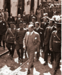 1. sayfa foto altı Atatürk pozantı'ya ilk gelişinde tren istasonu önünde karşılanırken