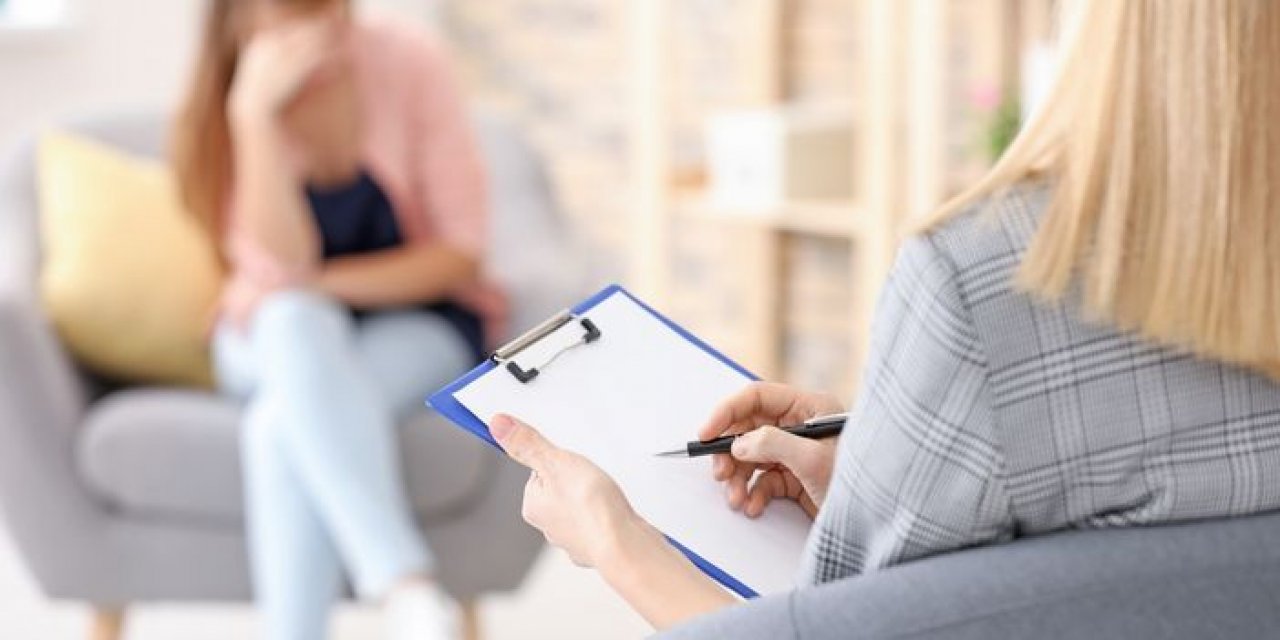  SOSYAL MEDYADA “KENDİ KENDİNE PSİKİYATRİK TANI KOYMA” TRENDİ BÜYÜYOR!