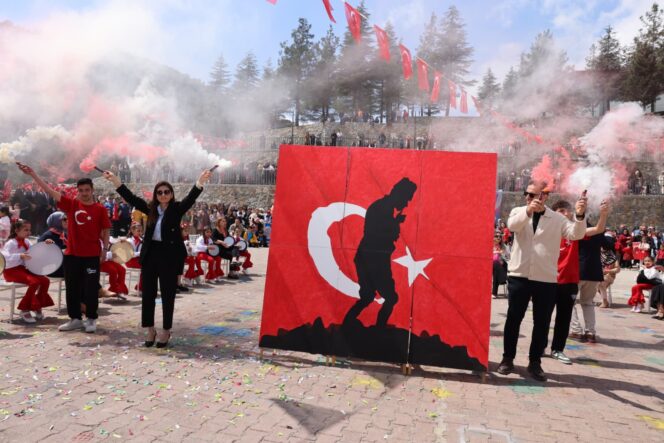 23 NİSAN COŞKUSUNA HAVA ŞARTLARI BİLE ENGEL OLAMADI