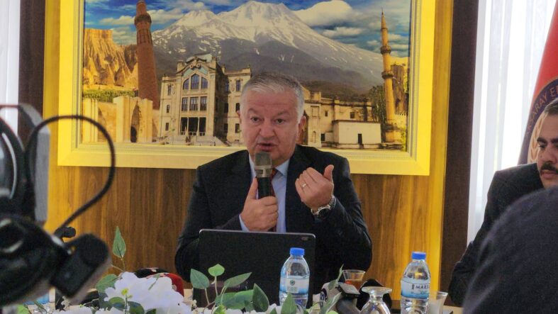 AKSARAY VALİ BASIN TOPLANTISI